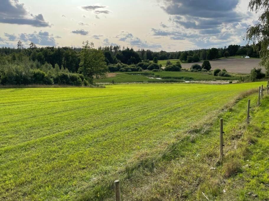 Nyrenoverad Stuga Naera Naturen لينشوبِنغ المظهر الخارجي الصورة